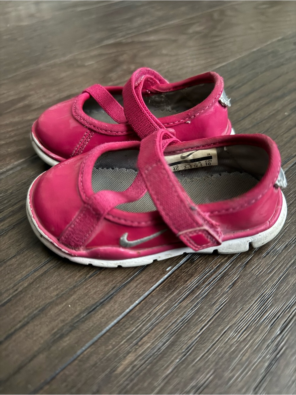 Nike infant Mary Jane style shoes featuring a vibrant pink patent finish Sz 4C